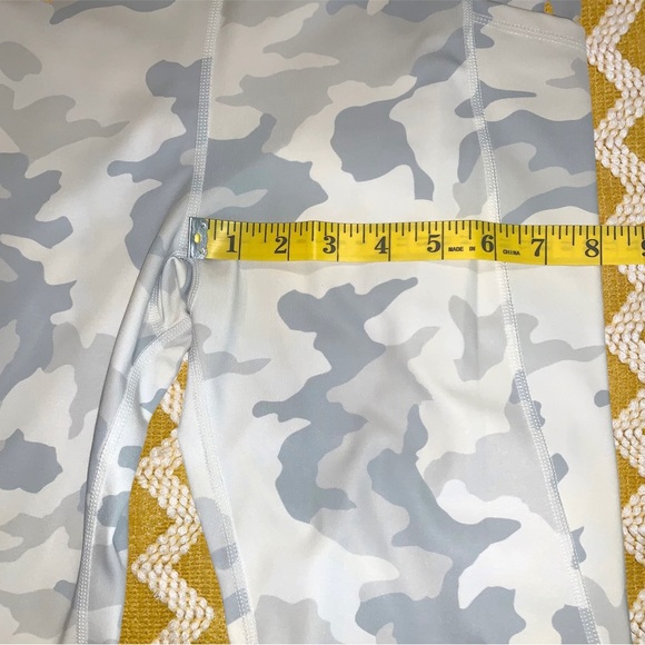 💖 NWOT JustFab Nimbus Cloud White Gray Camo 2 Pc Activewear Set Size L - Picture 11 of 13